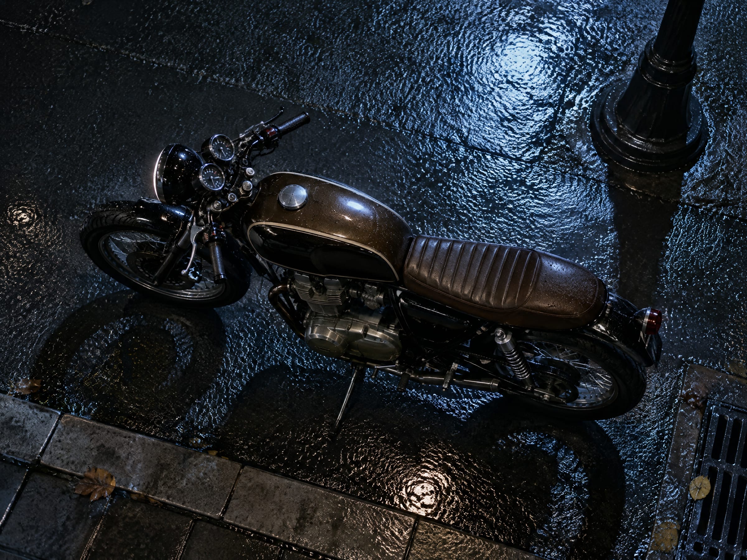 Moto de época bajo una farola azulada