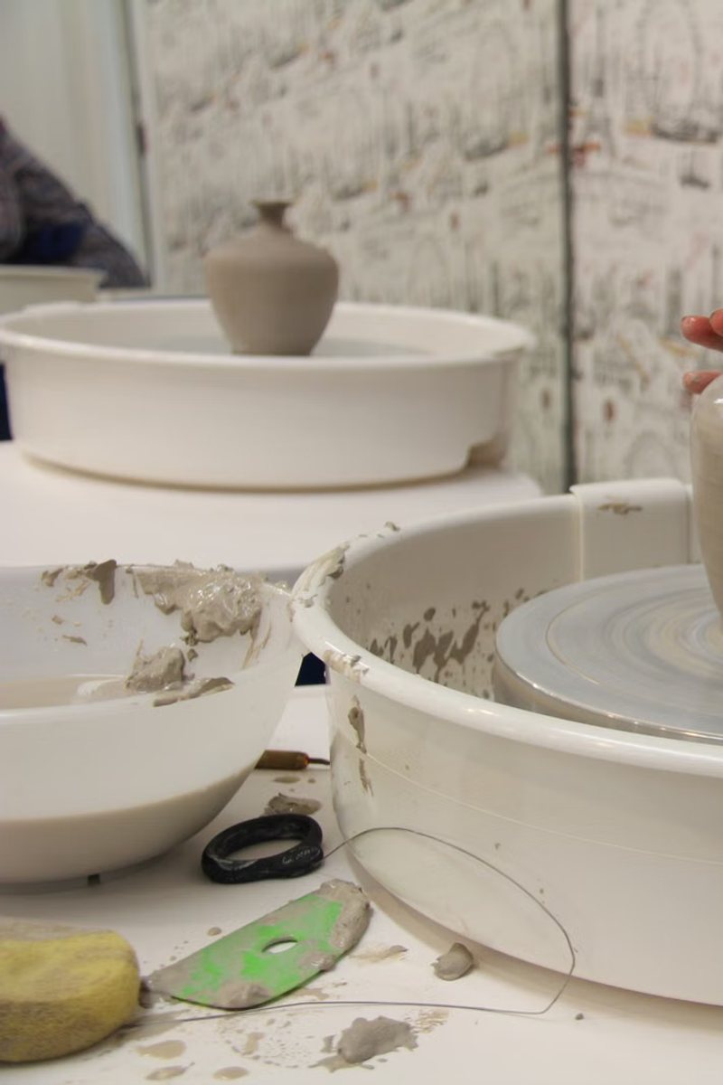 Workbench with wheel head, sponge and a small drying vase