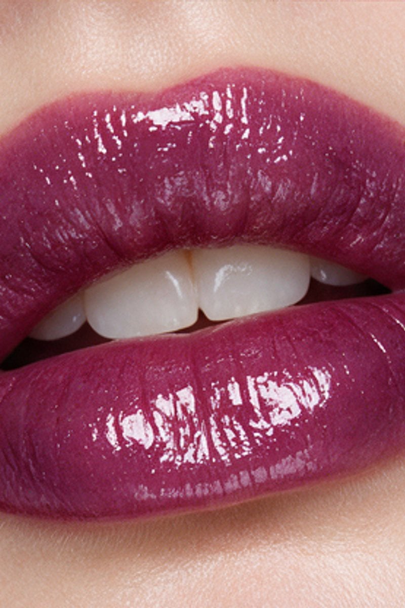 High-gloss plum lip macro